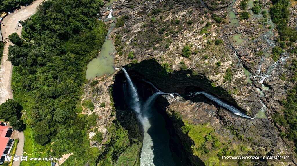 高空俯瞰山间深邃峡谷