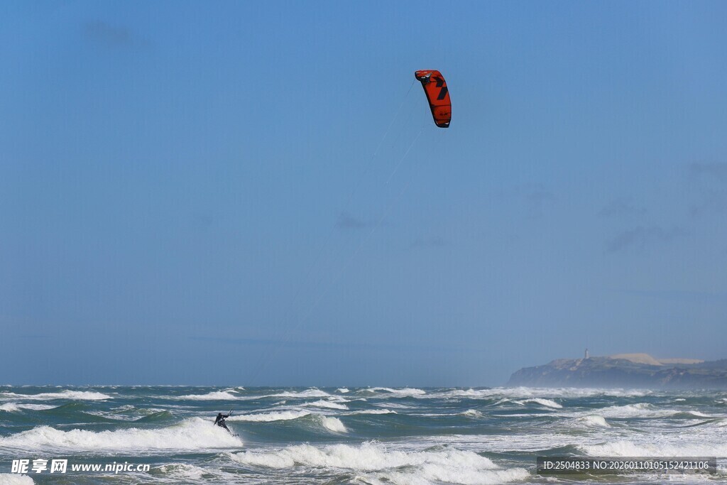 海上风筝冲浪者