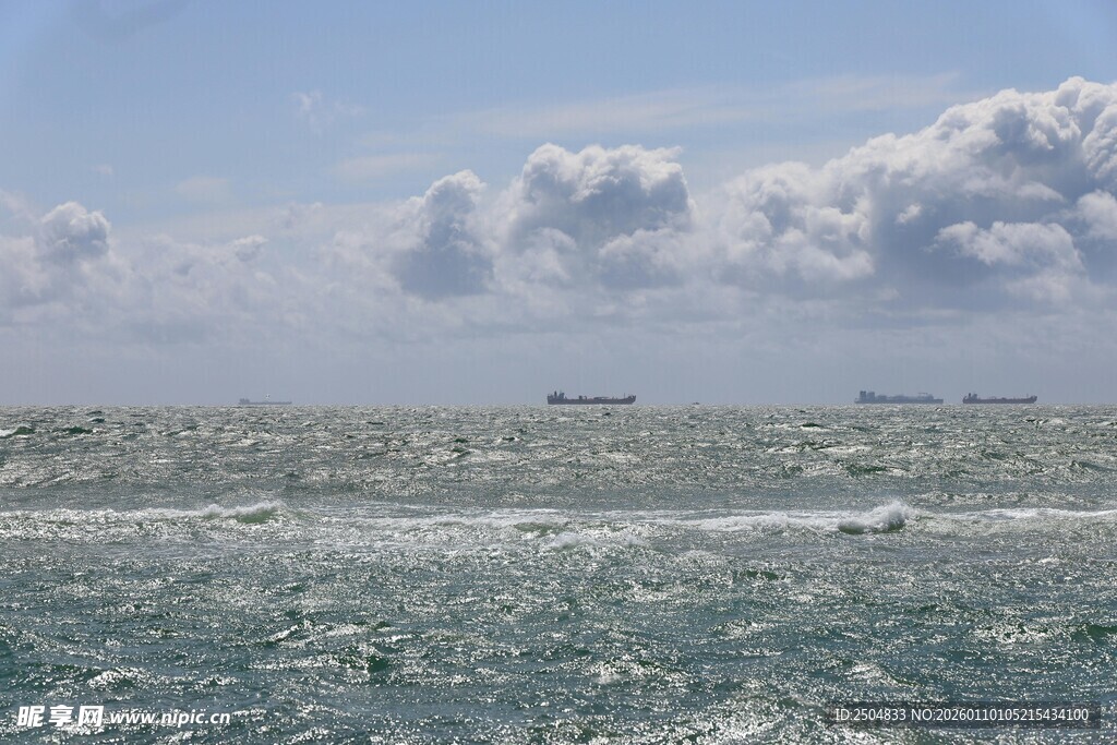 海上风景 白云下波涛涌动