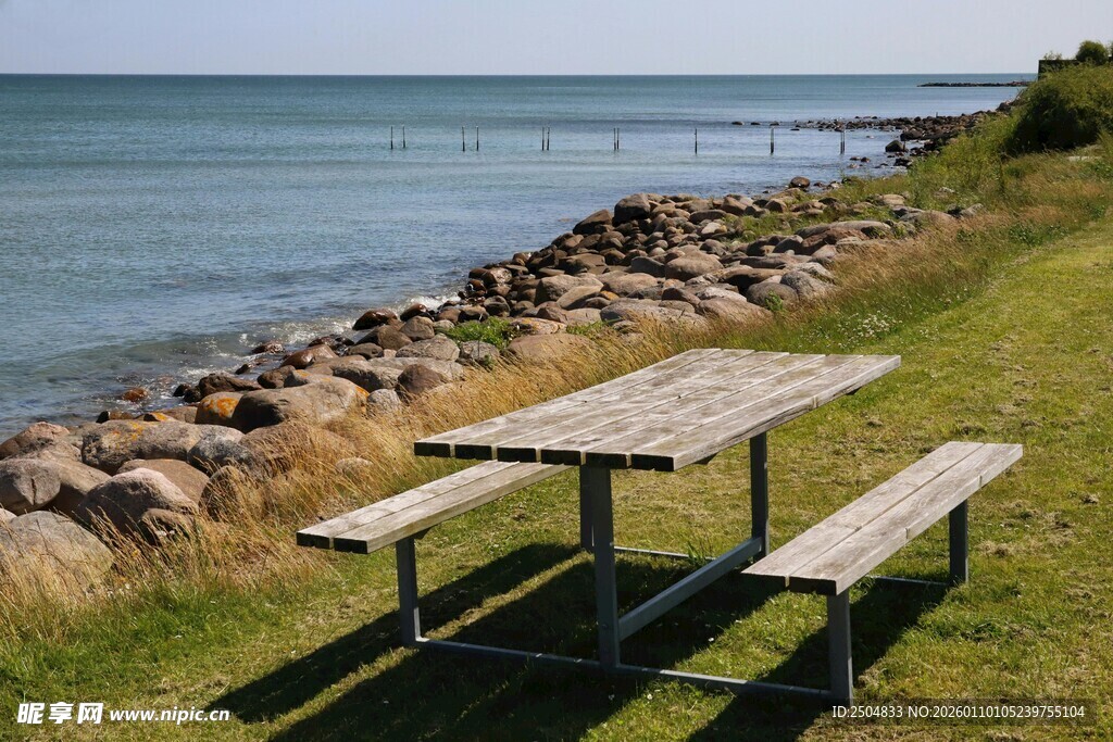 海边草地的休闲野餐桌