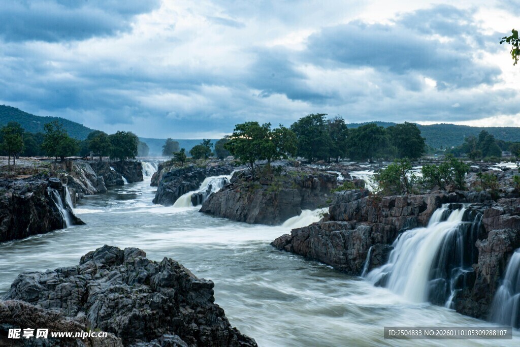 壮丽河流瀑布自然景观
