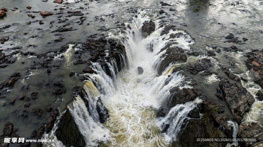 山间溪流奔腾而下