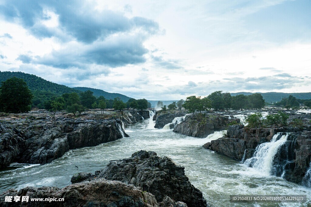 壮丽山间瀑布景观