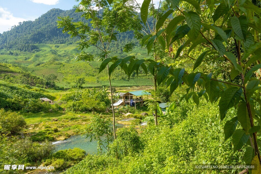 山间绿野中的静谧村落