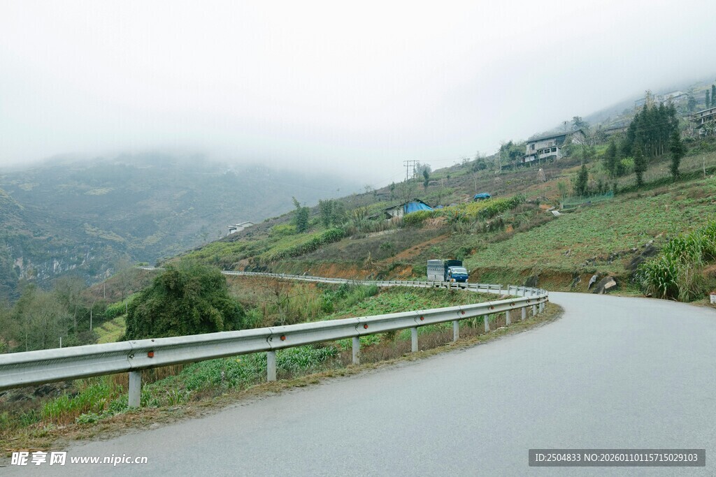 山间蜿蜒公路 云雾缭绕