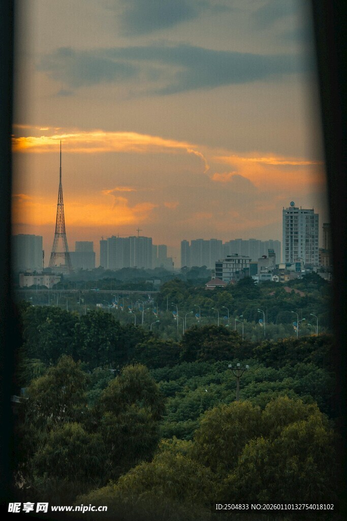 城市黄昏景色透过窗棂