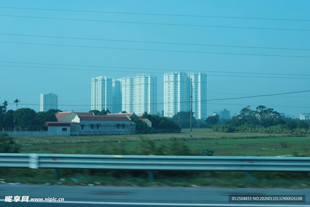 公路边的城市建筑景观