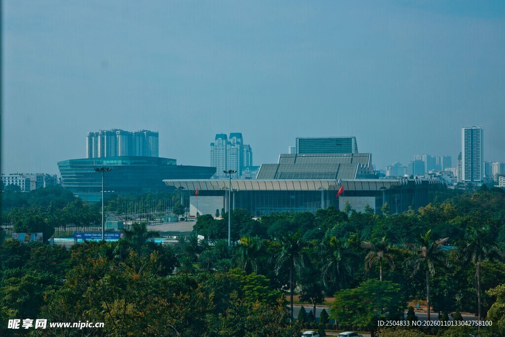 城市中的建筑与绿树景观