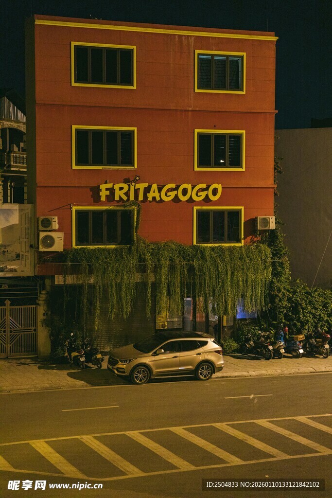 夜晚街边的ENTAO  建筑