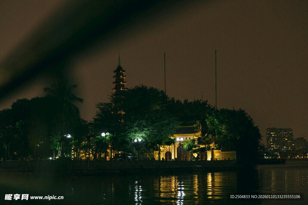 湖畔夜景 灯光映照树木
