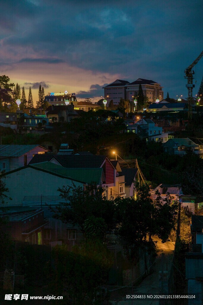夜幕下的城市河畔风光