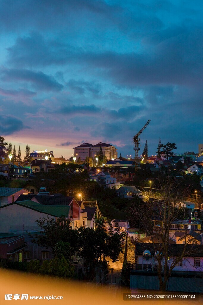 黄昏下美丽的城市河畔景观