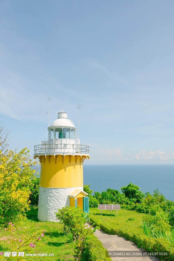 海边黄白相间的美丽灯塔