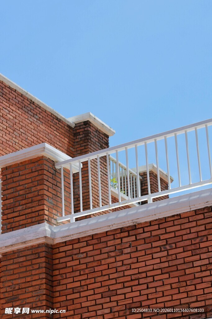 红砖建筑上的白色护栏