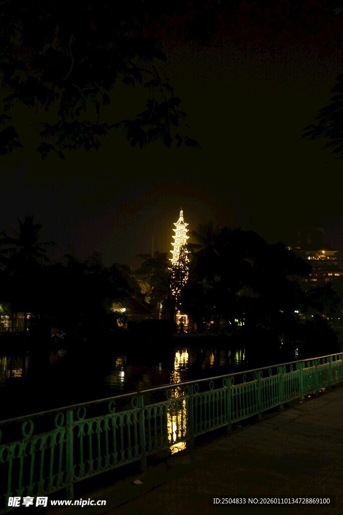 夜晚桥上望远处璀璨灯火