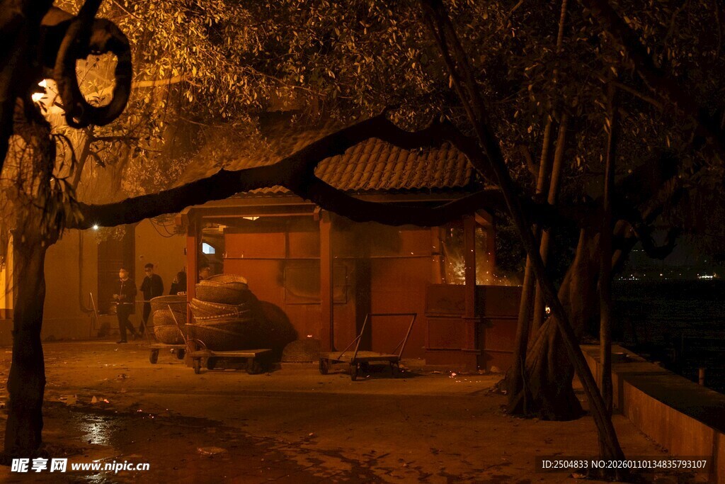 夜晚静谧小巷景象