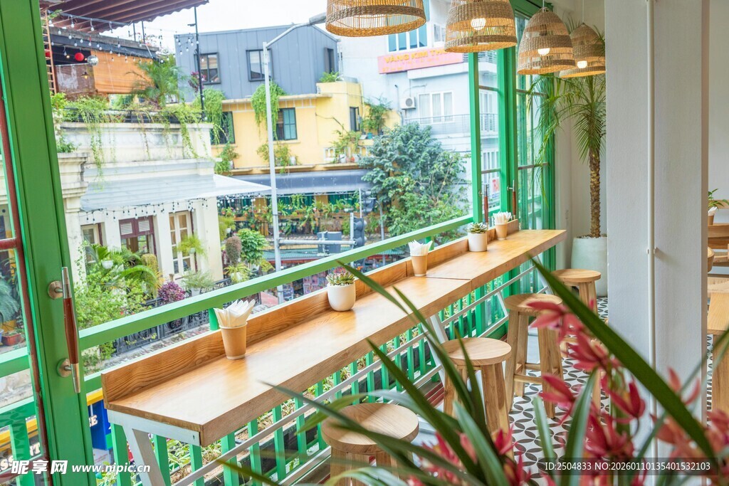 绿意盎然的阳台休闲空间