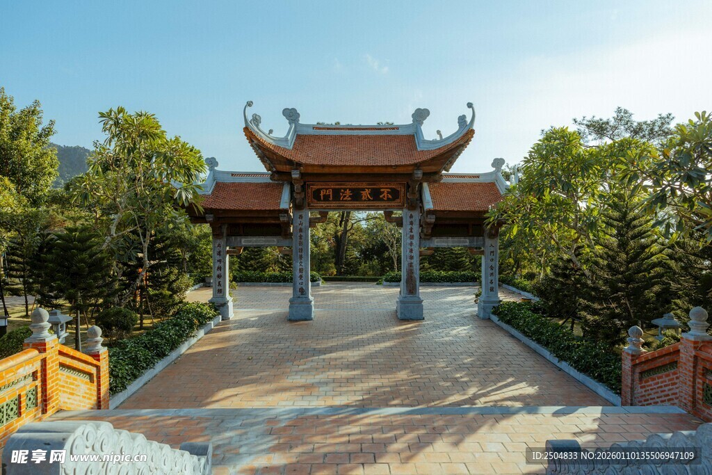 中式牌坊 绿树环绕的景致