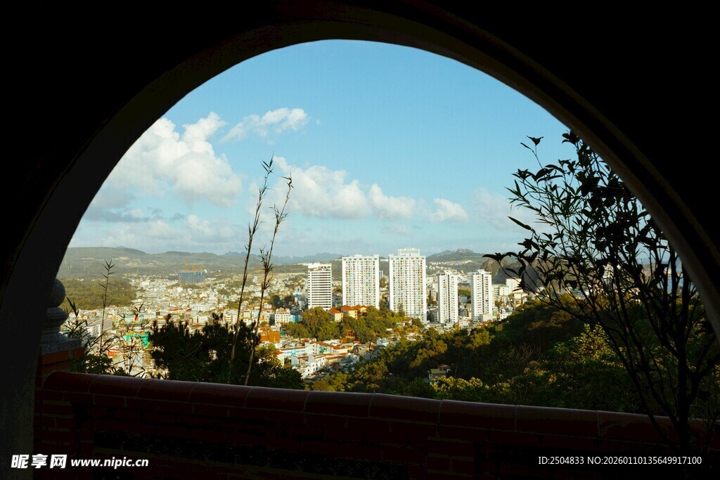 透过拱门望城市风景