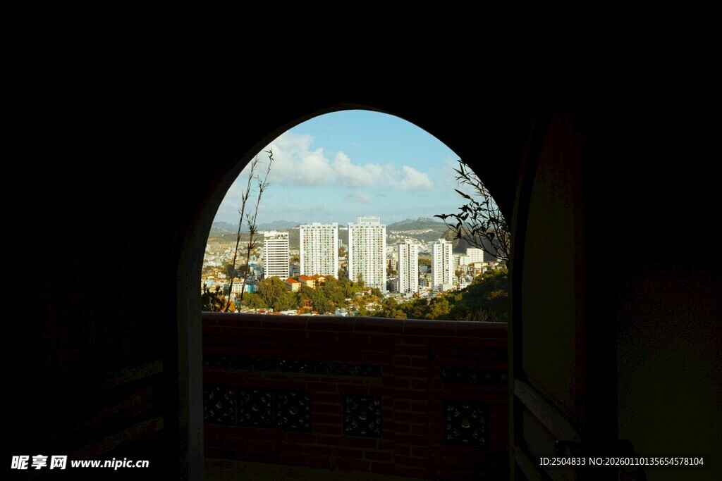 透过拱门望城市风景