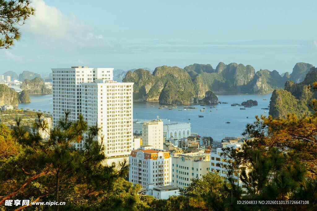 海滨城市风光与山峦美景