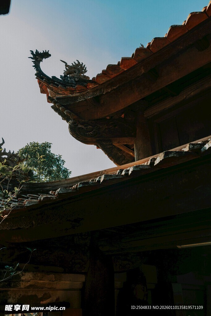 中式古建筑屋檐一角