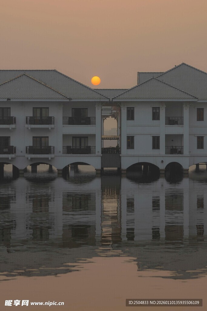 湖畔建筑映夕阳美景