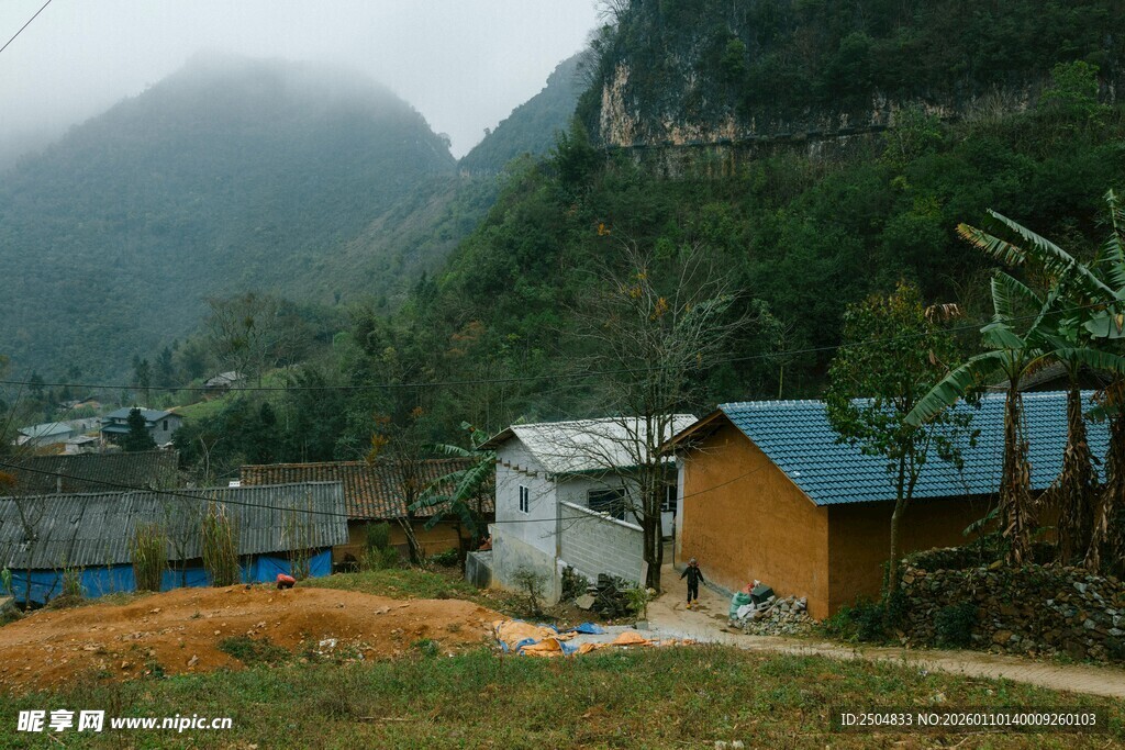 山间村落小屋 云雾缭绕