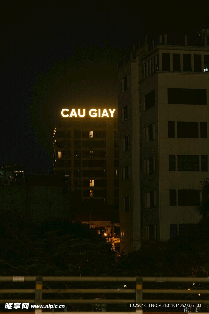 夜晚点亮的CAU GIAY建筑