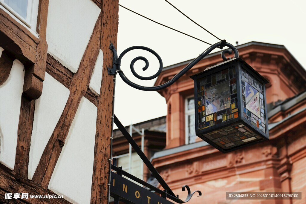 欧式复古建筑旁的精致灯具