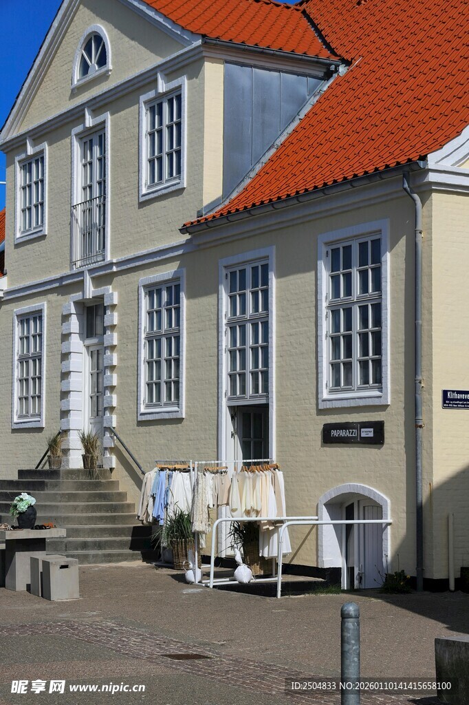 北欧风格房屋前的晾晒场景