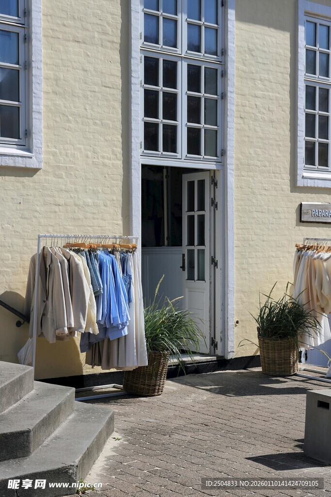 户外晾晒的多彩衣物