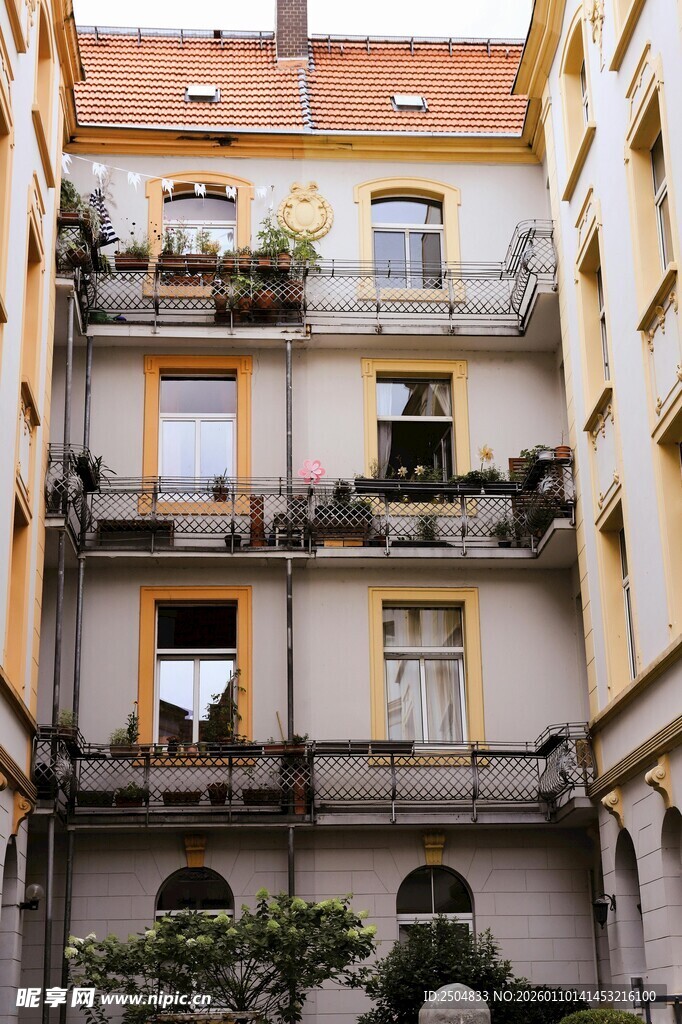  洲风格多层阳台建筑