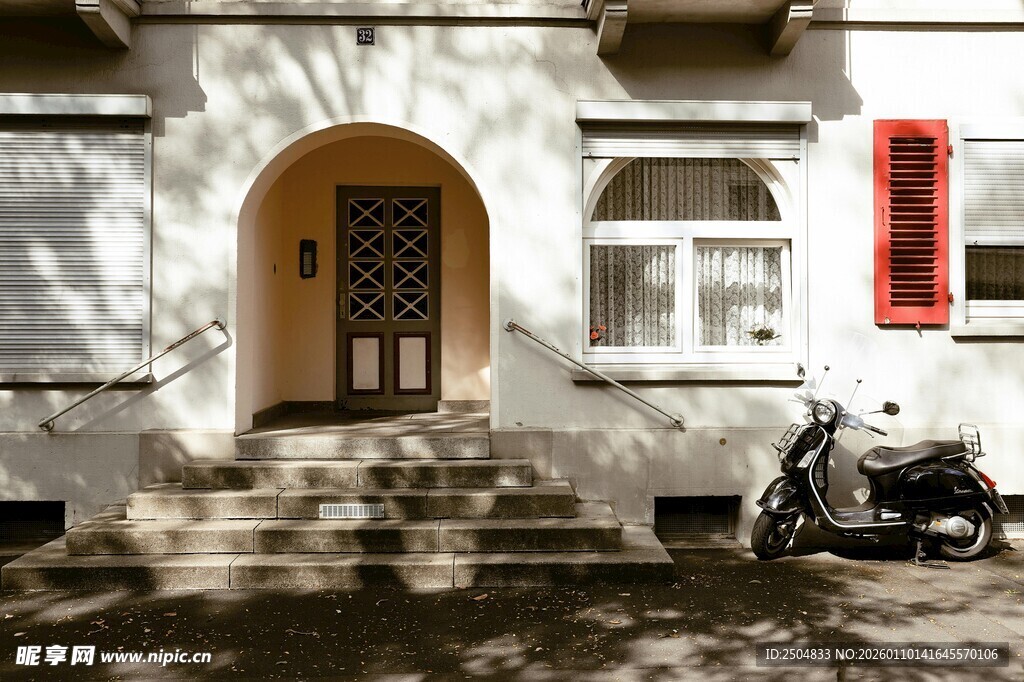 复古建筑旁的停放的摩托车