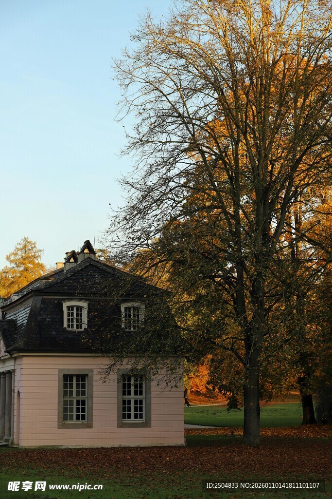 秋日林间的温馨小屋