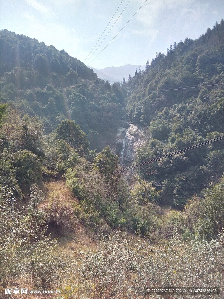 山间景色 绿意盎然的山谷