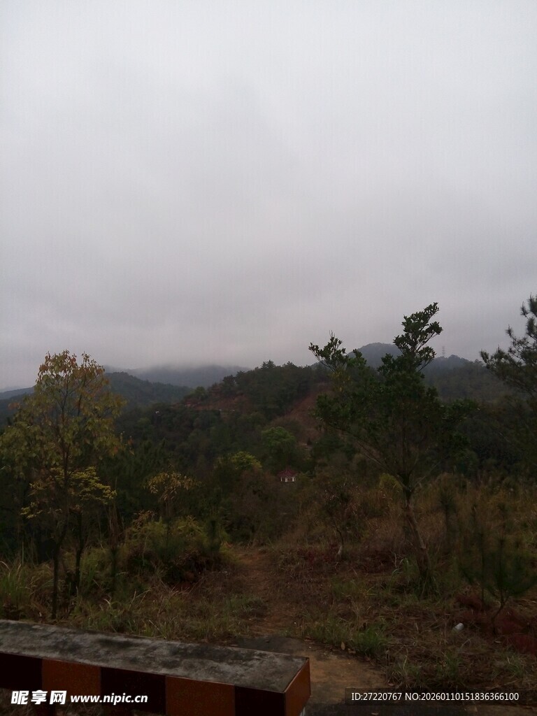 山间云雾缭绕风景图