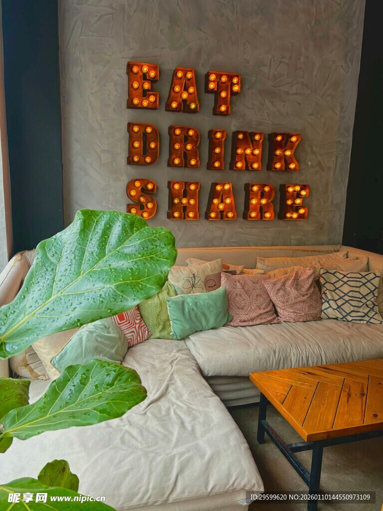  绿植与字母灯装饰