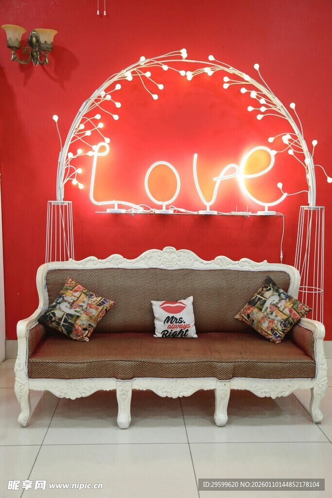 浪漫爱心装饰的温馨沙发