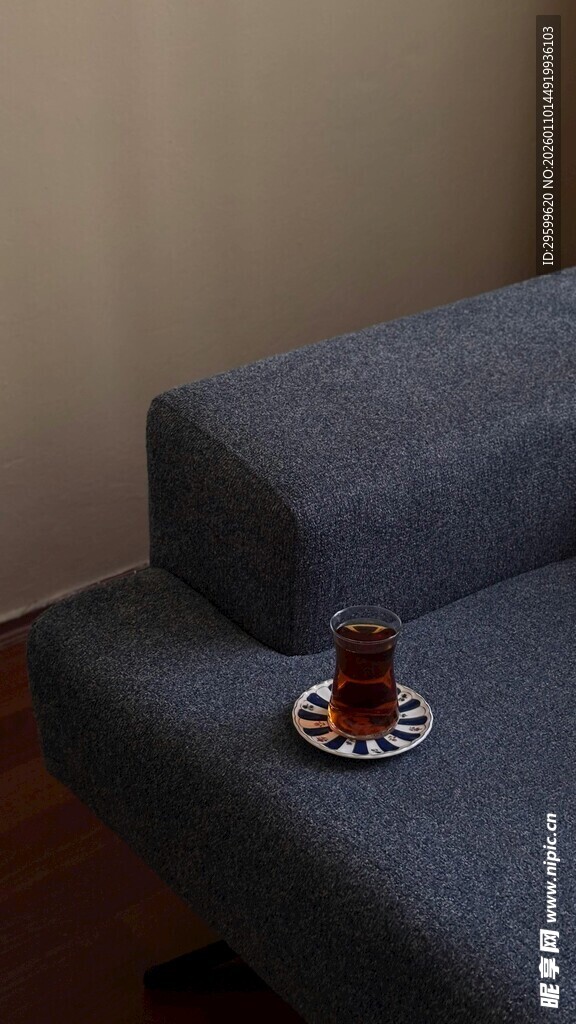 沙发上的精致咖啡杯碟