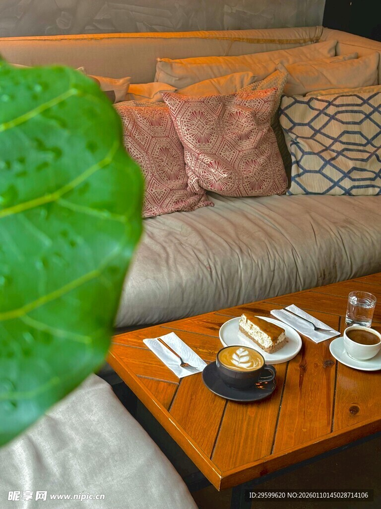 温馨客厅一角的惬意场景