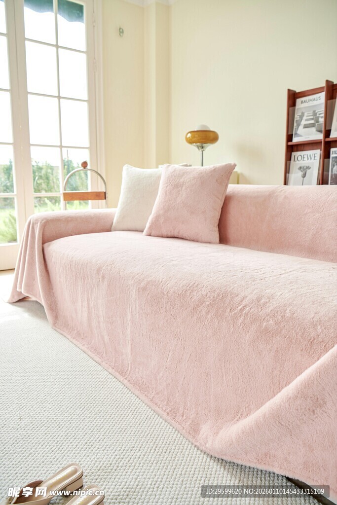 粉色沙发装点温馨客厅空间