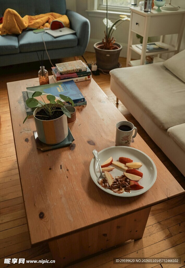 温馨客厅中的木质茶几一角