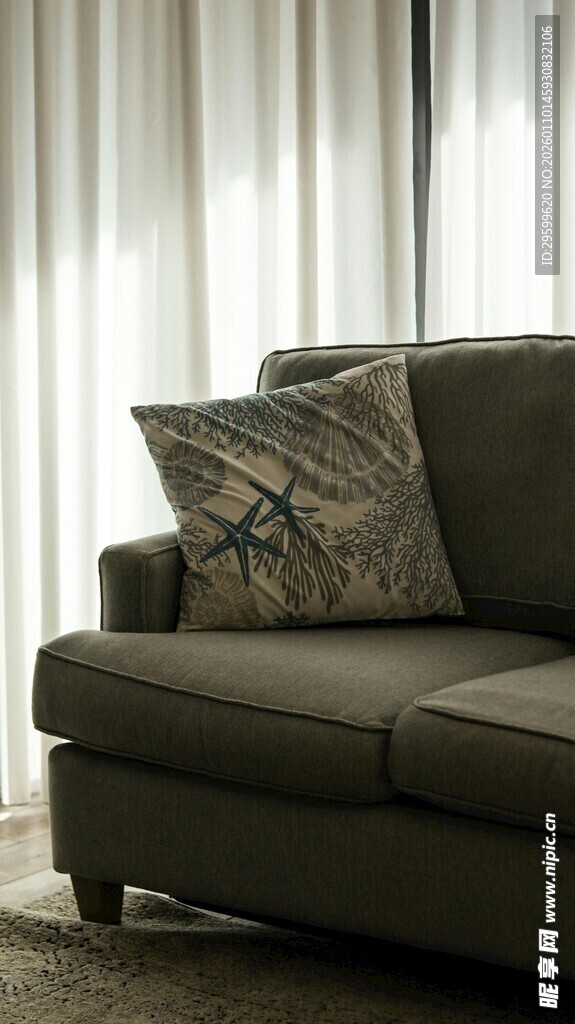 简约沙发配个性抱枕