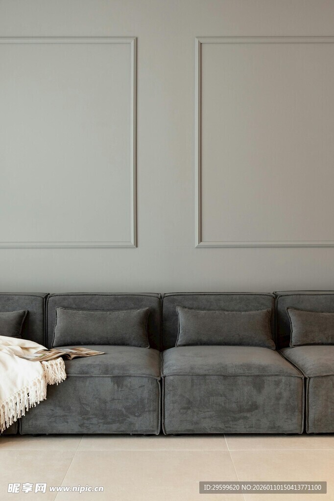 灰色沙发上的慵懒休憩时刻