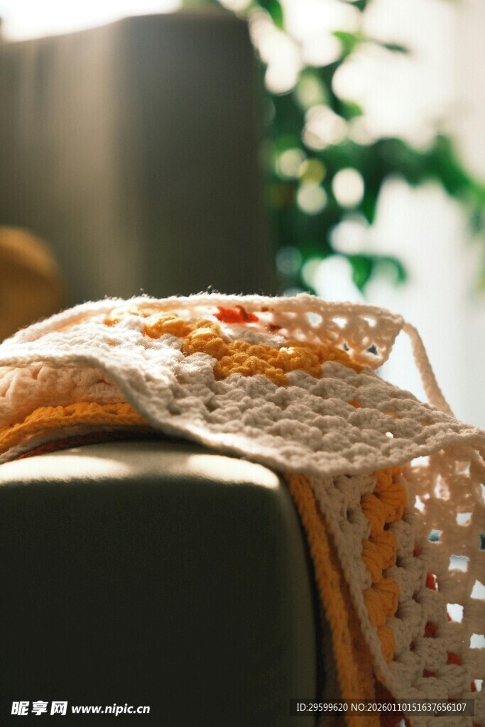 沙发上的精致钩花织物