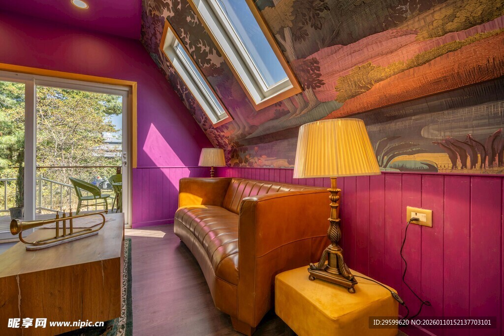 紫色系阁楼温馨卧室一角