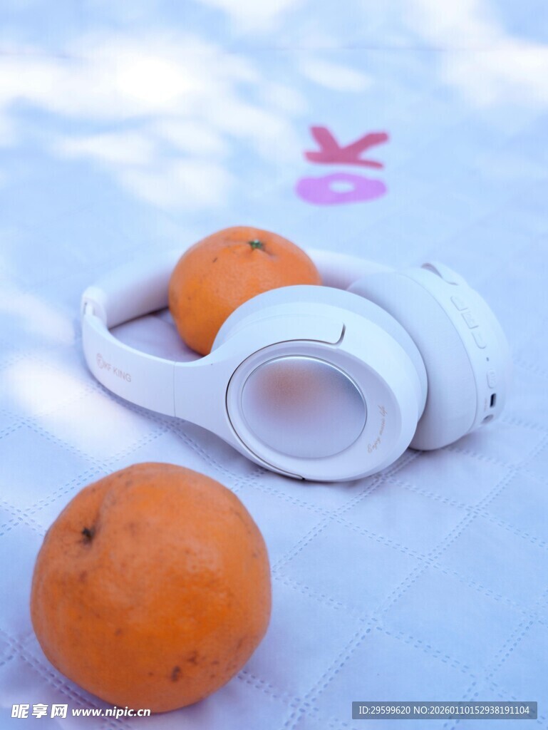 耳机与橘子的清新组合