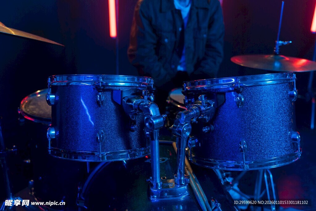 舞台上的蓝色架子鼓演奏