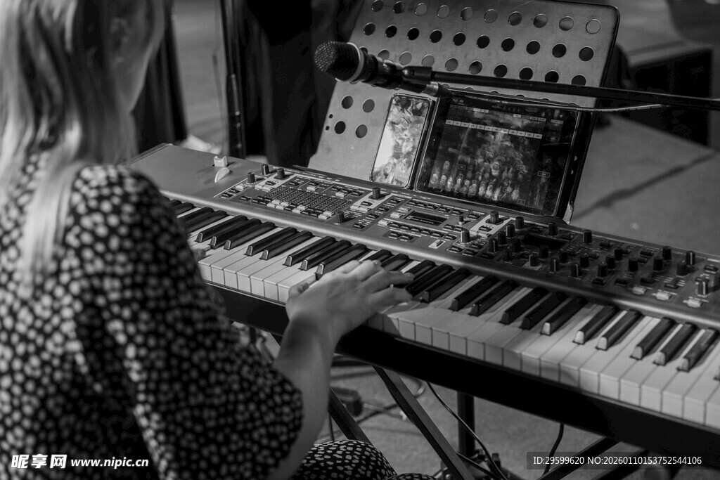 女子专注弹奏电子键盘